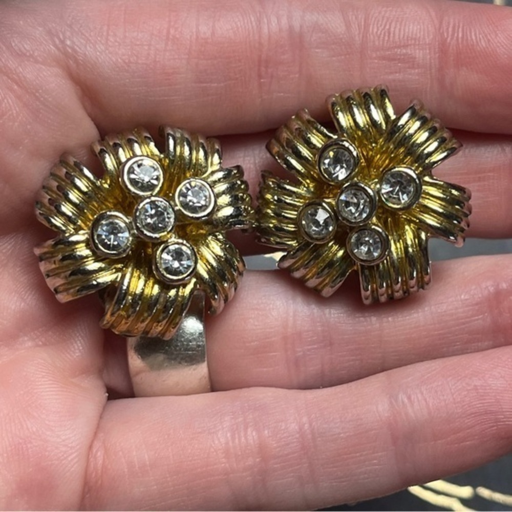 Vintage 80s Gold Tone Chunky Floral Crystal Rhinestone Earrings D3
